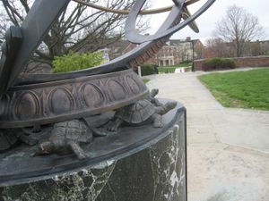 삼각 델타 해시계 기둥에 있는 거북이들