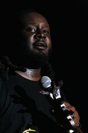 2012년 수파페스트에서 공연하는 T-Pain.