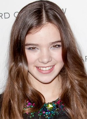 1만 5천 명의 지원자 중에서 헤일리 스타인펠드가 매티 로스 역으로 캐스팅되었다.