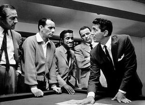 영화 오션스 일레븐(1960)의 한 장면. 왼쪽부터 레스터, 비숍, 데이비스, 시나트라, 마틴이 서 있다.
