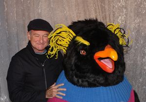 시드니에서 열린 영화의 호주 시사회에 참석한 라몬과 러브레이스의 목소리를 연기한 로빈 윌리엄스