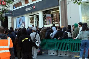 2022년 5월, 문스워치를 기다리는 스와치 매장 앞 대기 행렬