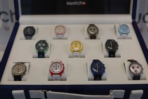 쇼케이스에 진열된 11개의 문스워치