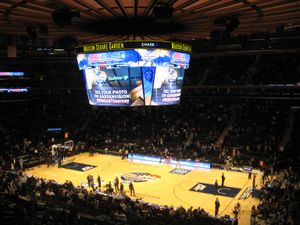 전면 개수 공사 완료 후 MSG. 스코어보드가 새로워졌고, 천장에 라운지가 설치되었다. (사진은 2014년 빅 이스트 남자 농구 선수권 대회)