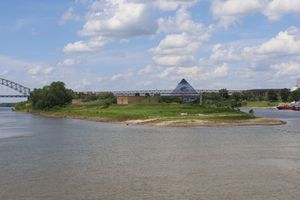 멀리 왼쪽에 헤르난도 드 소토 다리가 보이는 피라미드 주변