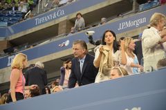 볼드윈과 힐라리아 토마스(오른쪽 가운데)는 2011 US 오픈 개막식에 참석했다.