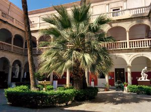 알메리아 미술학교의 안마당은 "하타이 술탄"의 궁전으로 사용되었다.