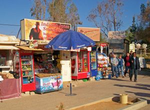 페트라 입구 외부에서 이 영화와 네 번째 영화의 이미지를 사용하여 자신을 홍보하는 상점들