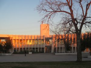 레이디 버드 호수에 위치한 600 리버 스트리트의 에마 S. 바리엔토스 멕시코계 미국인 문화 센터