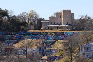 텍사스 밀리터리 아카데미 건물(텍사스에서 가장 오래된 기존 교육 건물)이 내려다보이는 HOPE 야외 갤러리. 이 갤러리는 이후 철거되었다.