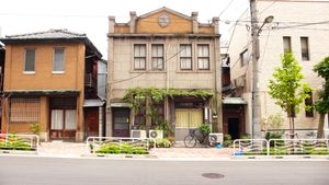 선술집 '쿠지라'(고래)의 외관으로 사용된 건물(중앙)