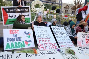 아론 부시넬의 분신자살을 추모하는 자리가 워싱턴 D.C. 이스라엘 대사관 앞에서 열렸다.