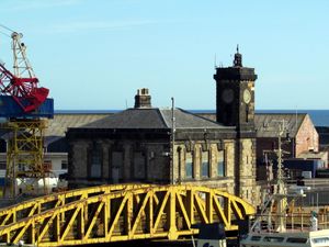 선덜랜드 부두 회사 사무실(1850년, 존 머레이 작)과 1874년 글래드스톤 스윙 브리지