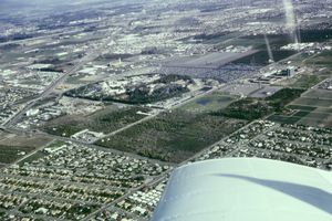 1965년 애너하임 디즈니랜드, 디즈니랜드 호텔과 모노레일 역의 항공 사진.