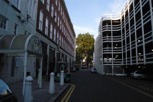 2006년에 촬영한 옛 도셋 스트리트의 현재 모습. 살해 현장은 사진 왼쪽이다. 서쪽 시점이며, 기독교 교회 경내가 보인다.