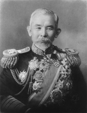 해군 정복에 금치훈장 1급(대수 및 부장)을 착용한 이주인 고로. 이 외에도 이주인은 사관 시절 청일 전쟁의 공적으로 금치훈장 4급을 수여받았다.