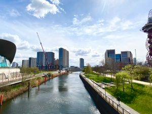 2022년 3월 퀸 엘리자베스 올림픽 공원에서 본 UCL 이스트. 원 풀 스트리트는 강의 왼쪽에, 마쉬게이트는 오른쪽에 있다.