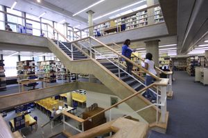 유럽 최대 규모의 교육 도서관인 UCL 교육학 연구소의 뉴스엄 도서관