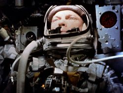 우주선 내부의 존 글렌