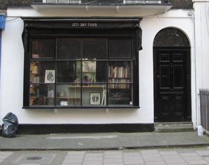 시리즈의 외관 촬영에 사용된 Collinge & Clark 서점