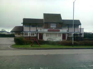 허트퍼드셔주 레치워스의 경계에 있는 가든너스 암스 펍은 영화 속 마지막 펍인 '세계의 끝' 촬영 장소로 사용되었다.