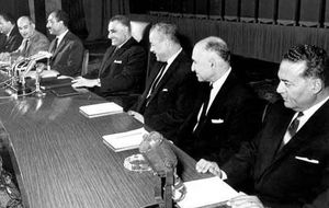 1969년 3월 당대회에서 아랍 사회주의 연합의 집행위원회. 오른쪽부터 왼쪽으로: 디아 알딘 다우드, 마흐무드 파우지, 후세인 엘샤페이, 가말 압델 나세르, 안와르 사다트, 알리 사브리, 라비브 슈카이르.