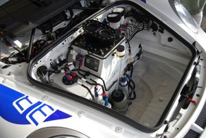 1998-2001년형 포르쉐 GT3 컵(Porsche GT3 Cup) 경주차의 연료 셀. 충돌 시 안전을 위해 특수 설계된다.