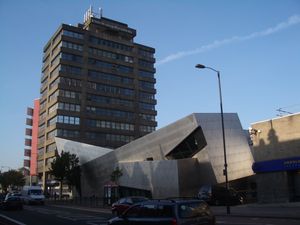 해체주의 대학원 센터와 다니엘 리베스킨드(Daniel Libeskind)가 설계한 타워 빌딩