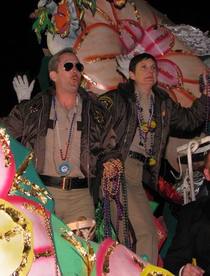 마르디 그라에서 분장한 레논과 케니-실버