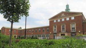 구 시청: 1937년부터 2011년까지 시의회 청사로 사용되었으며, 현재는 학교로 사용되고 있다.