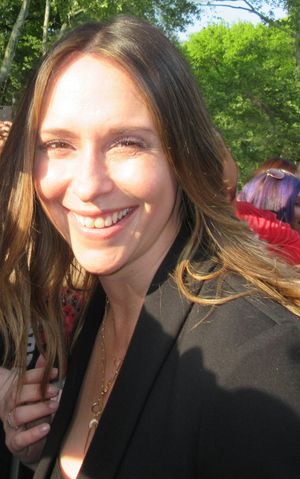 휴잇이 미소짓는 모습