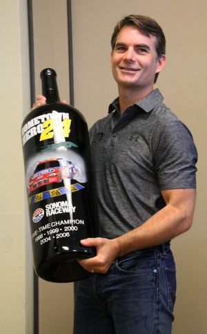 소노마 레이스웨이에서의 우승을 기념하는 와인 병과 함께한 고든