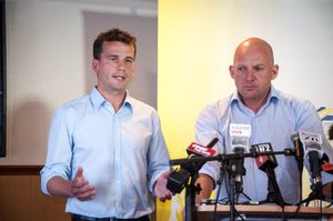 2014년 2월, 당 대표 및 에프섬 선출 발표에서 데이비드 시모어와 제이미 와이트