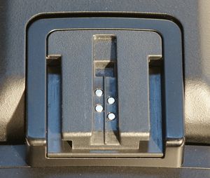 1988년부터 2012년까지 사용된 자동 잠금 액세서리 슈(iISO 핫슈)