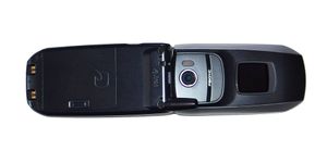 i모드 FeliCa를 탑재한 초기 휴대전화 “F901iC”(2004년 12월 발매). 배터리 커버에 있는 FeliCa 플랫폼 마크를 판독 장치에 대고 사용한다.