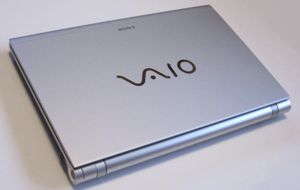 VAIO에는 눈에 띄는 위치에 크게 로고가 새겨져 있다(VAIO VPCZ119FJ/S)
