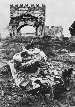 아우구스투스 개선문 앞의 탱크, 1944년