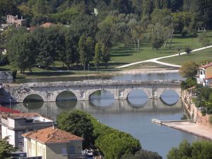 2015년 9월 촬영한 티베리우스 다리의 항공 사진. 리미니 운하 항구 끝에 위치하며, 배경에는 과거 마레키아 강이 흘렀던 4월 25일 공원이 보인다.