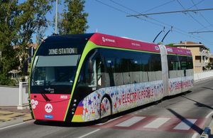 2022년 9월 트롤리버스가 메트로마레의 미라마레 공항 정류장에 접근하는 모습.