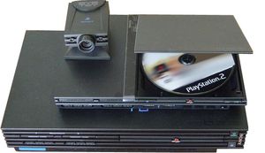 아이토이(EyeToy) (위), 슬림형 PS2 (중앙), 두꺼운 형 PS2 (아래)
