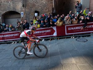 2022 스트라데 비안케에서 우승을 향해 달리는 포가차르