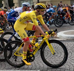 2020년 투르 드 프랑스에서 마이요 조네(maillot jaune)를 착용한 타데이 포가차르