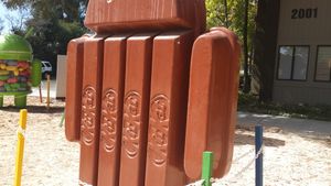 구글플렉스 본사에 있는 킷캣 바 조각상