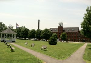 영화에서 패리시 신발 공장으로 묘사된 올드 울렌 밀(Olde Woolen Mill)