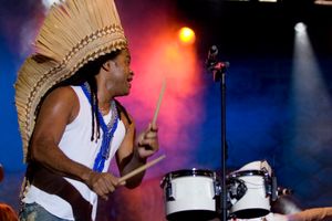 카를리뉴스 브라운이 드럼을 연주하는 모습을 옆에서 본 사진.