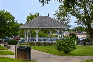 메리 제인 데이비스 그린(Mary Jane Davies Green), 이전 플랜돔 로드 스쿨(Plandome Road School) 부지