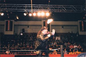 1999년 ECW 텔레비전 녹화에서 군중에게 연설하는 헤이먼