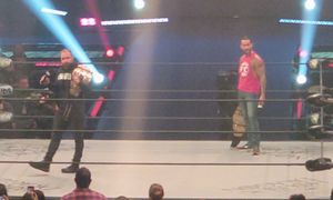 임시 챔피언 존 목슬리(Jon Moxley)(왼쪽)과 정식 챔피언 CM 펑크(CM Punk)(오른쪽)