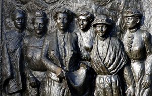 크라이스트처치에 있는 케이트 셰퍼드 국립 기념비(Kate Sheppard National Memorial) 청동 조각상에는 셰퍼드와 뉴질랜드의 다른 저명한 여성 참정권 운동가 다섯 명이 기념되고 있다.