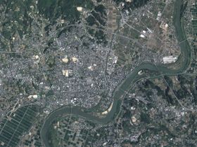 다마나시 중심부 주변 항공사진. 2016년 4월 20일 촬영한 12장을 합성하여 제작. 국토교통성 국토지리원 [https://mapps.gsi.go.jp/ 지도·항공사진 열람 서비스]의 항공사진을 바탕으로 제작.